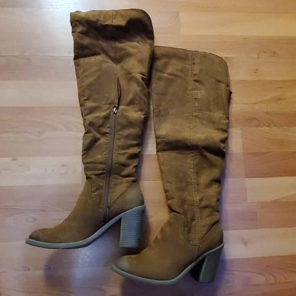 Boots - Picture 2 of 4